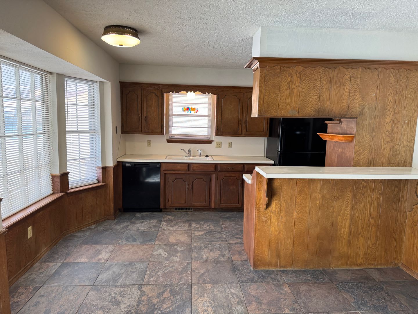 3 bed, 2 bath, 2 car with 2 extra living spaces! Located close to everything Norman has to offer! – photo 3