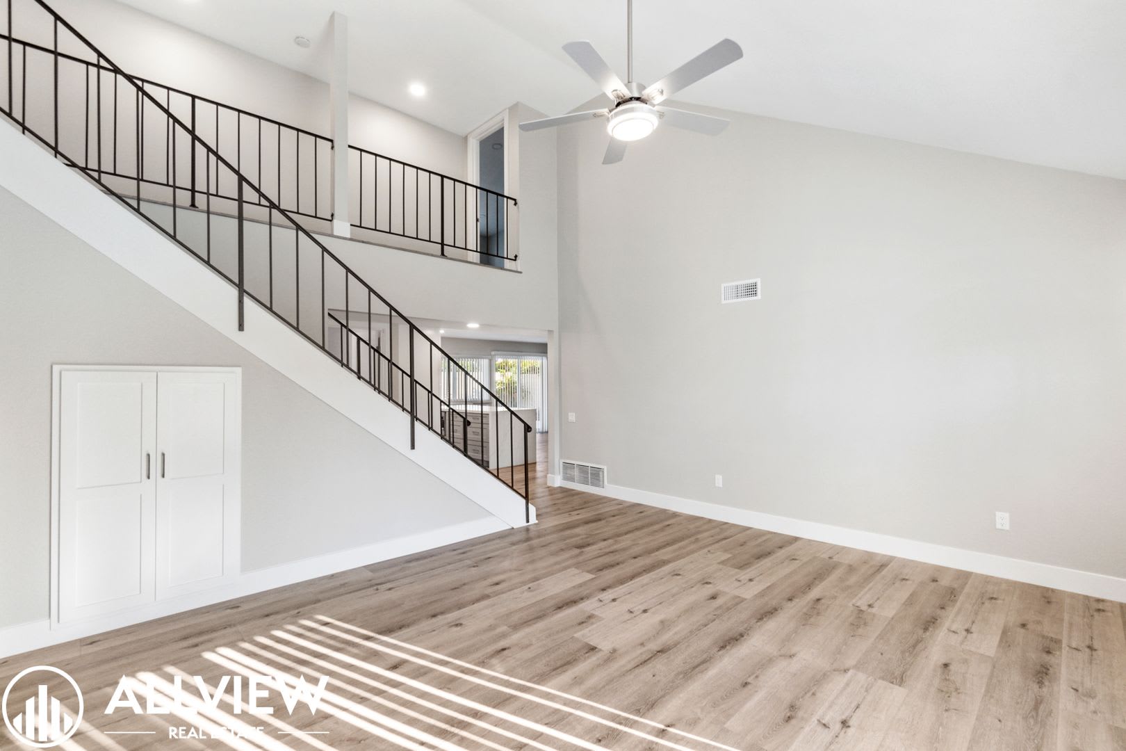 Welcome To This Stunning 5 Bedroom 4 Bathroom Home Located In The Desirable Huntington Beach Neighborhood – photo 4