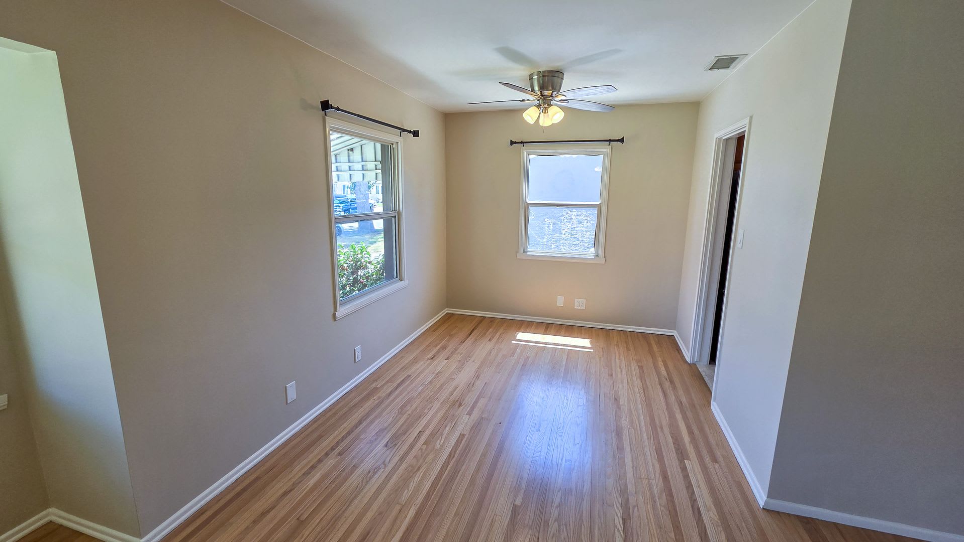 Beautiful 3 Bed 1 5 Bath House With Remodeled Bathroom And Detached Bonus Room Office Available Now – photo 5