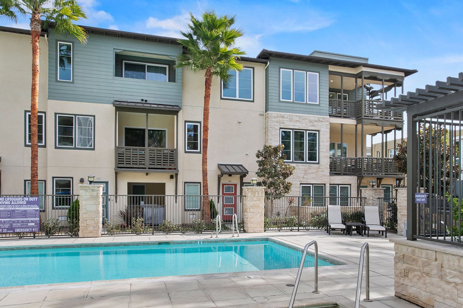 Luxurious Furnished Poolside Penthouse With Ocean Views – photo 3