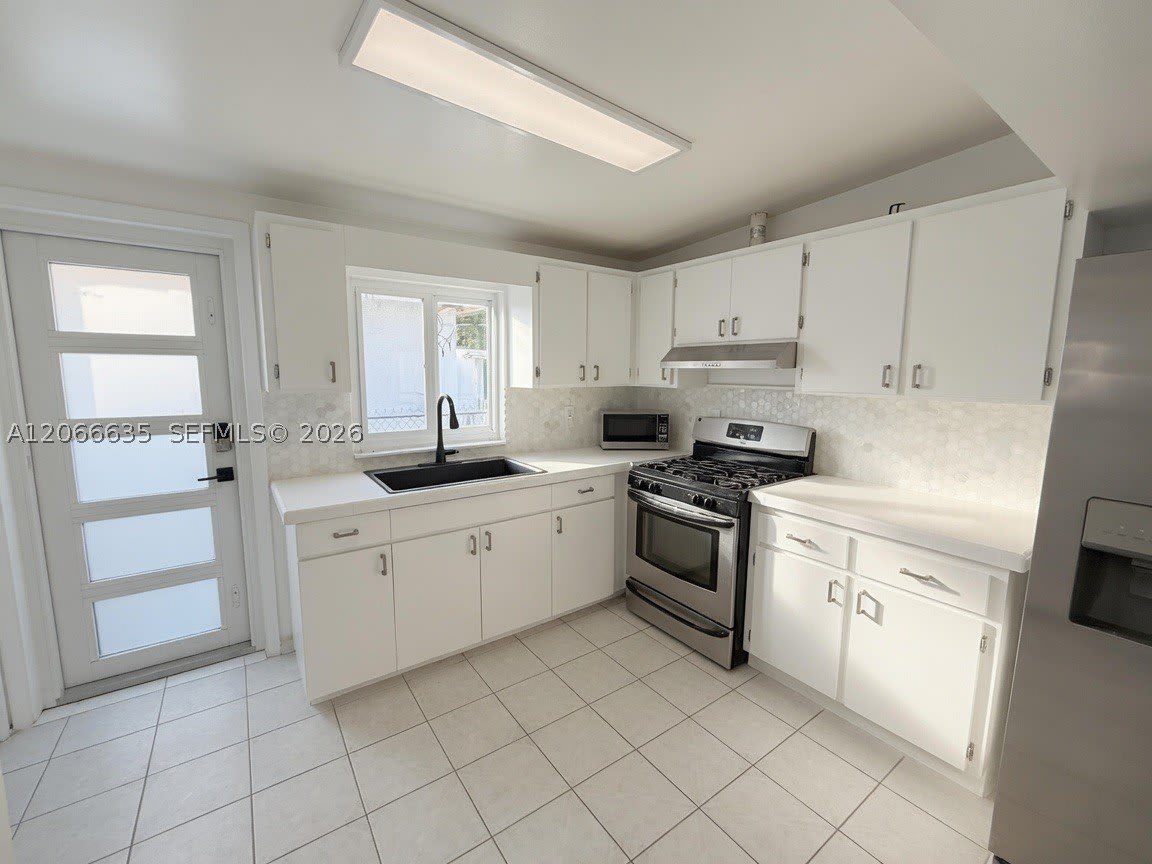 5911 SW 6th St – photo 3