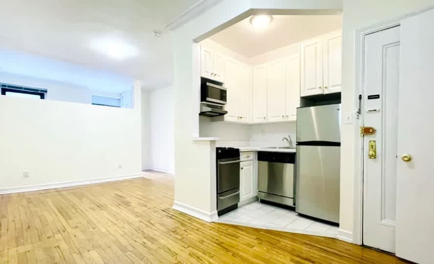 121 E 89th St – photo 1