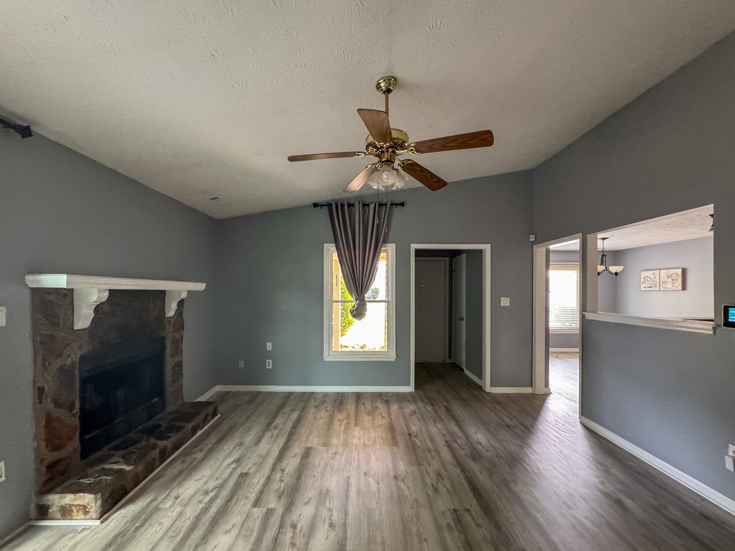 Charming 3 Bed 2 Bath Home with Fenced Yard – photo 3