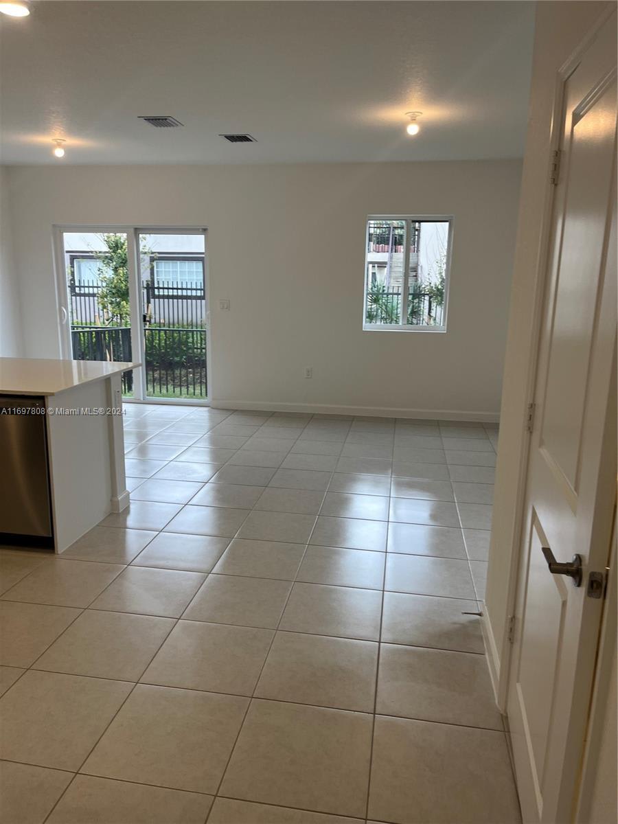 5090 SW 37th St – photo 3