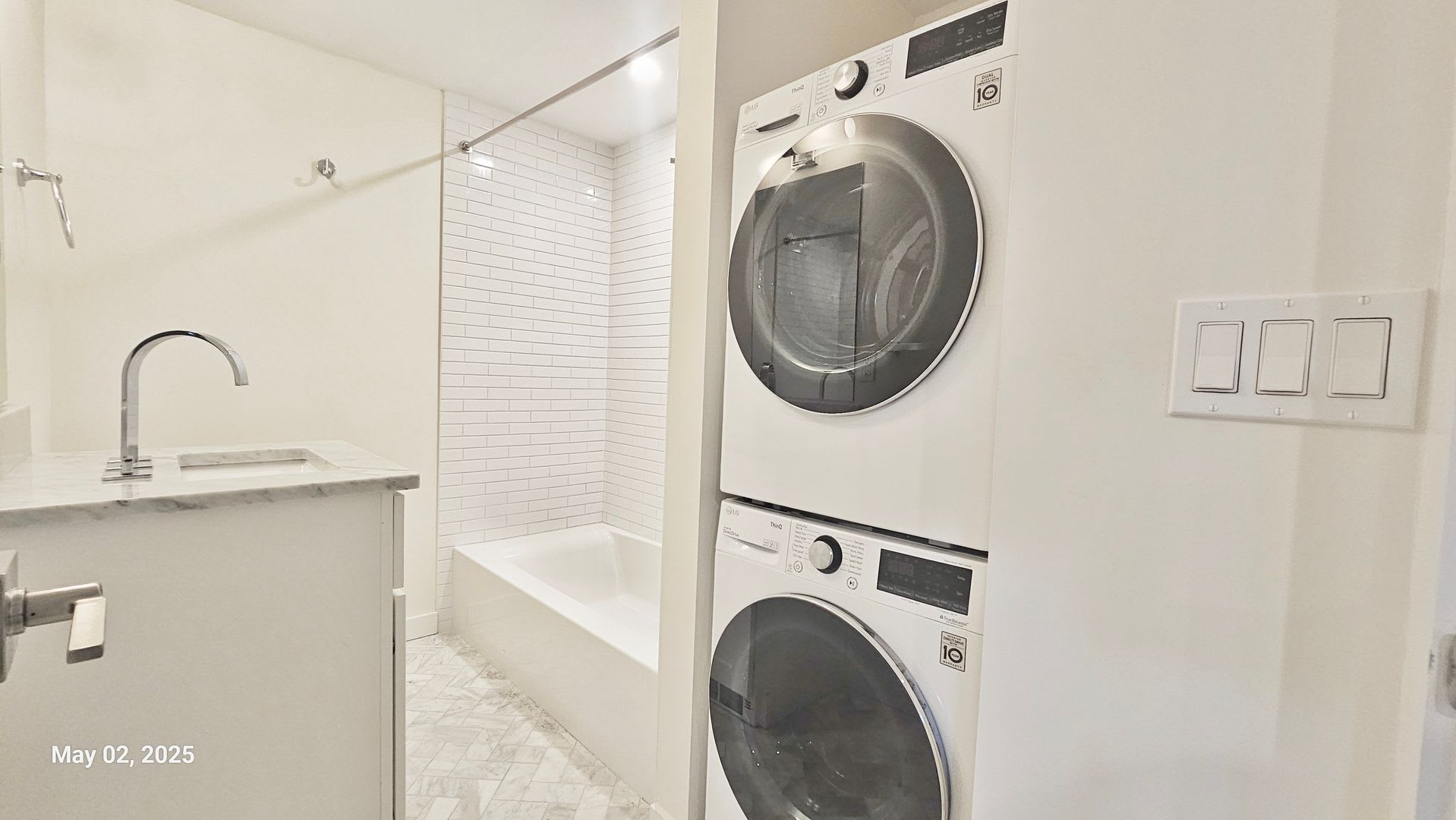 Modern 1 Bed, 1 Bath in Prime Roosevelt Location – photo 5