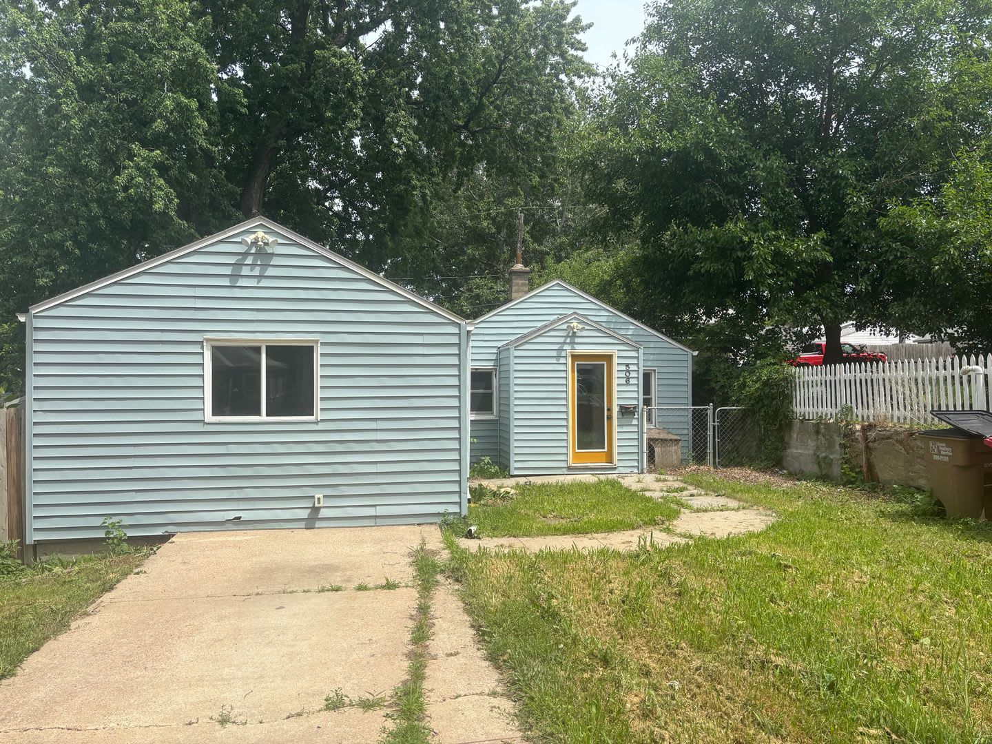 Perfect Home for You and Your Pup! Dog House Included + Fenced Yard – photo 2