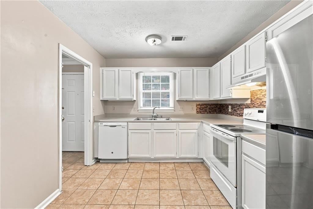 136 Sterling Court – photo 4