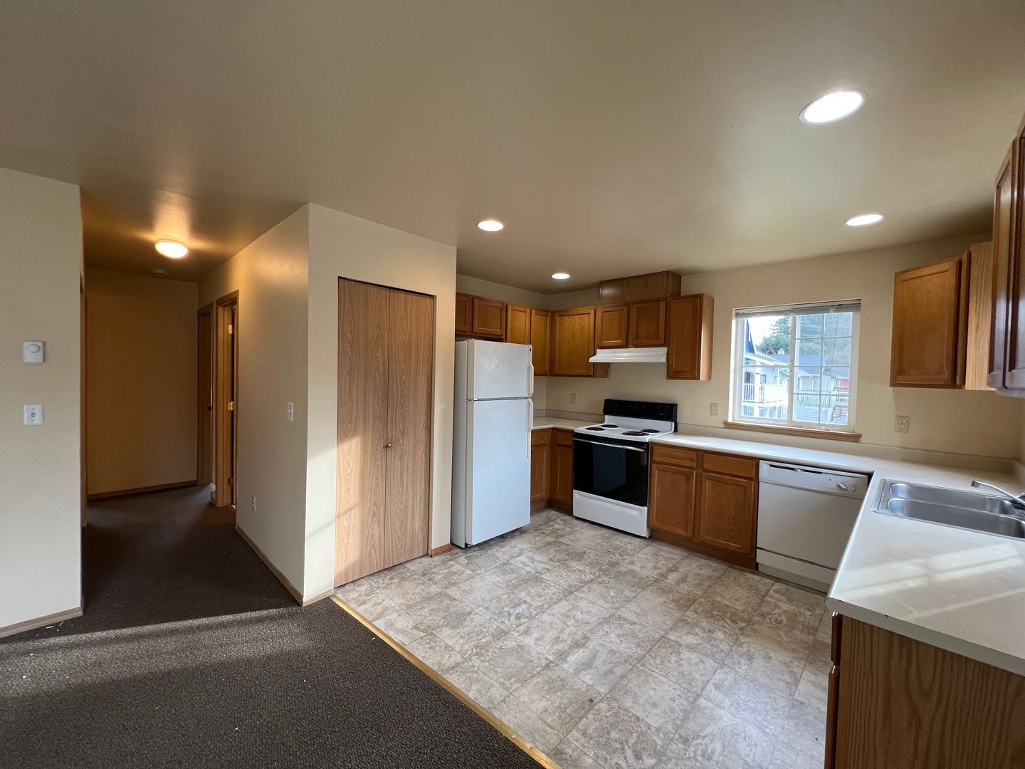 3 Bedroom, 2 Bath in York Neighborhood! – photo 3