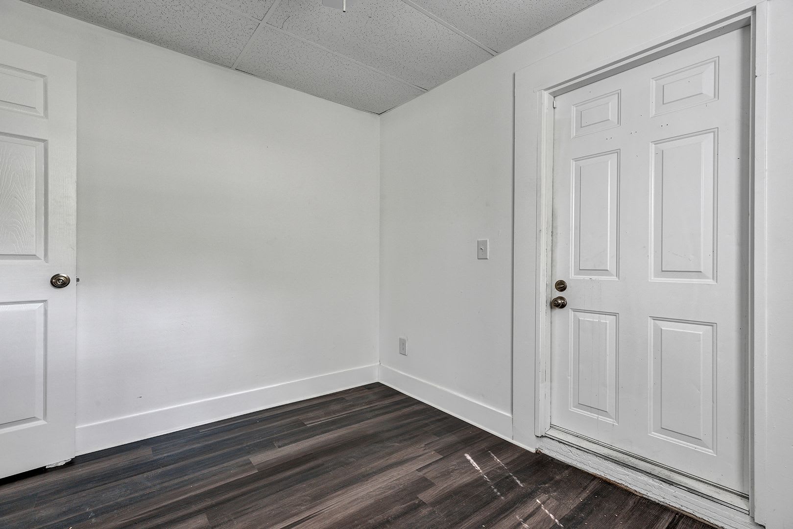 Bright Updated 2Br Bottom Unit Duplex White Kitchen Stainless Appliances In Saint Petersburg – photo 5