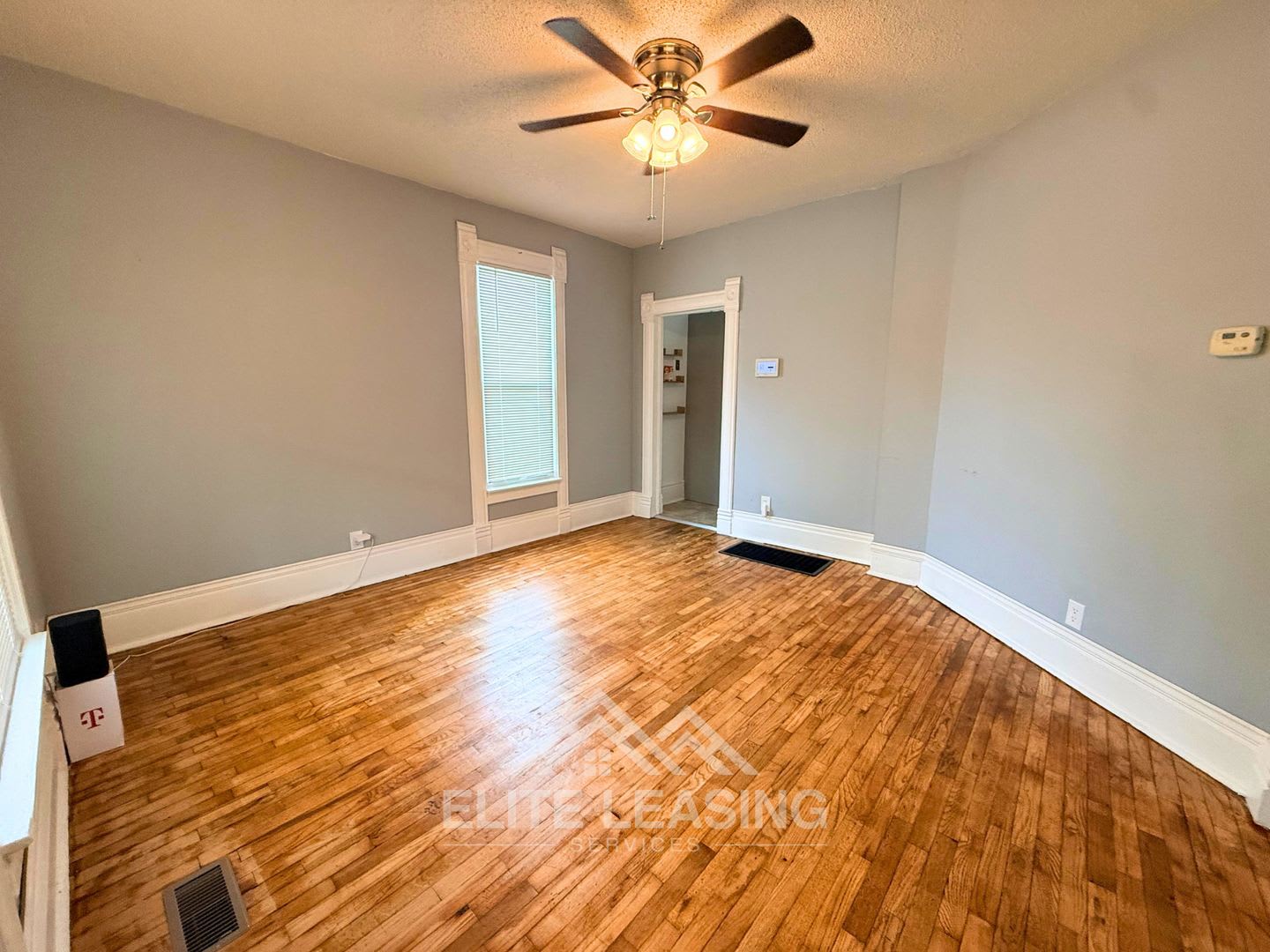 Charming 3-Bedroom Home in the Oakland Neighborhood – photo 4