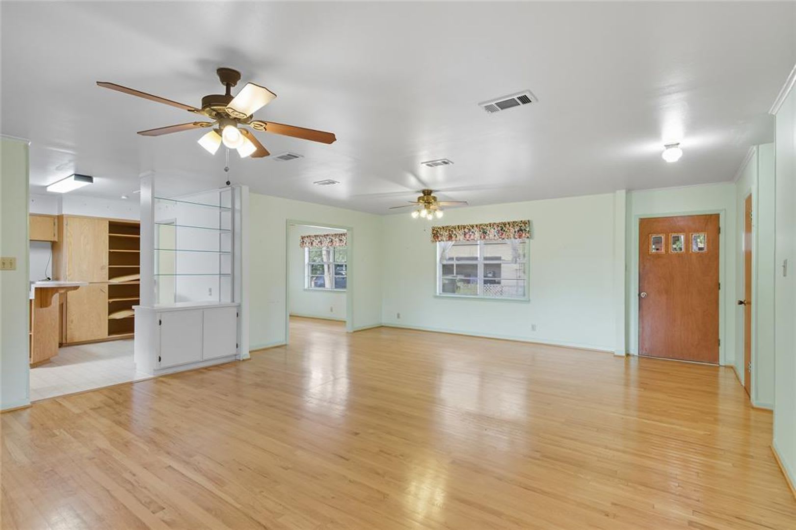 3 bed / 2 bath – photo 2