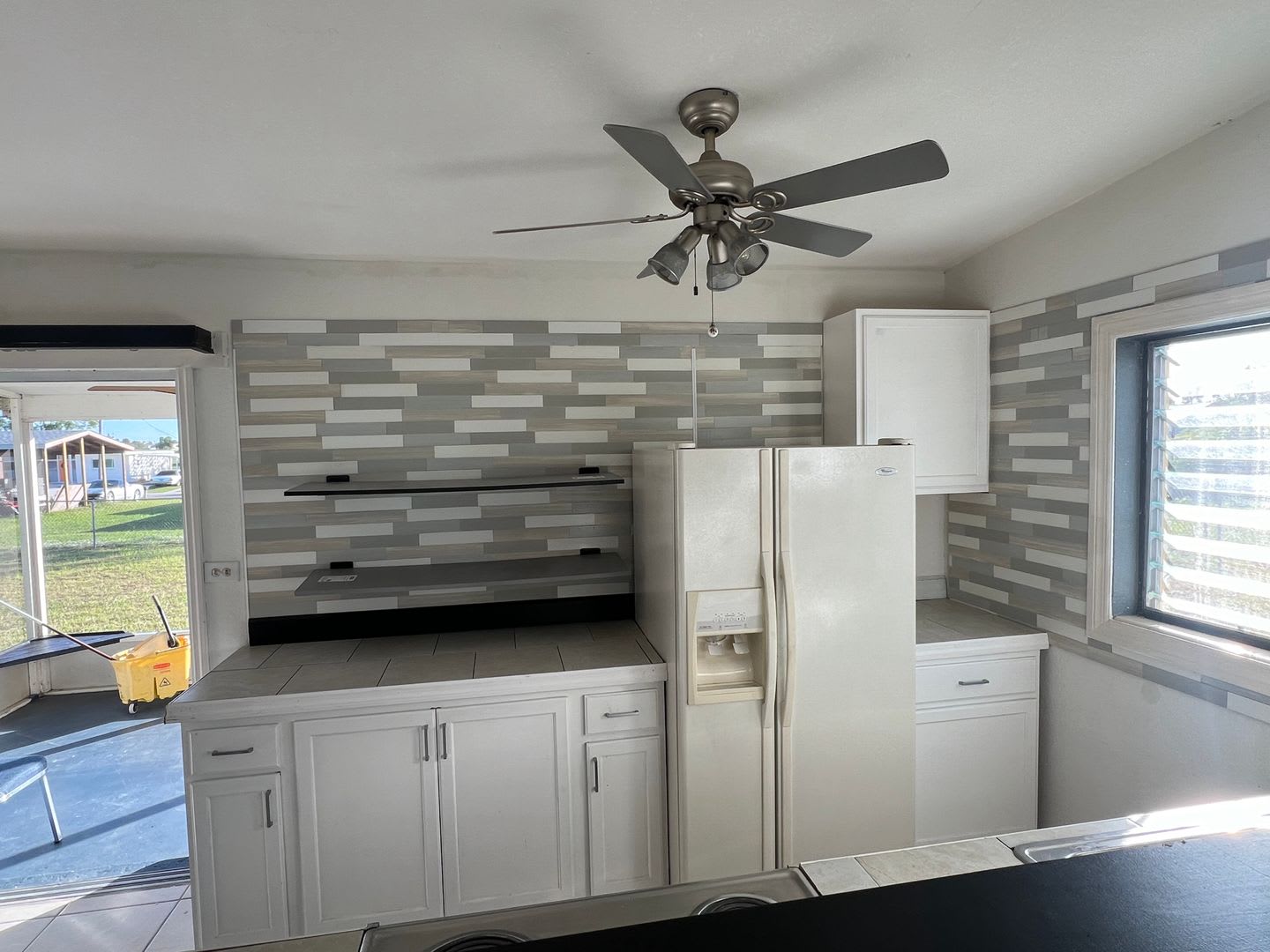 Annual 2 Bed 1 Bath Single Family Home Conveniently Located 1 295 – photo 3