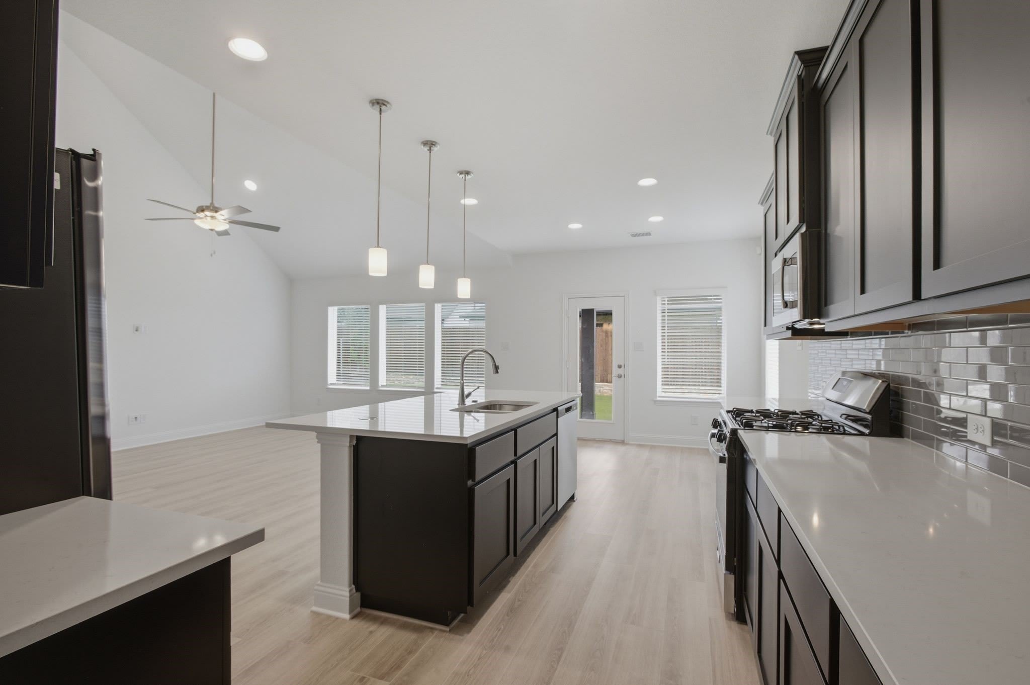 2911 Hanscom Street – photo 4