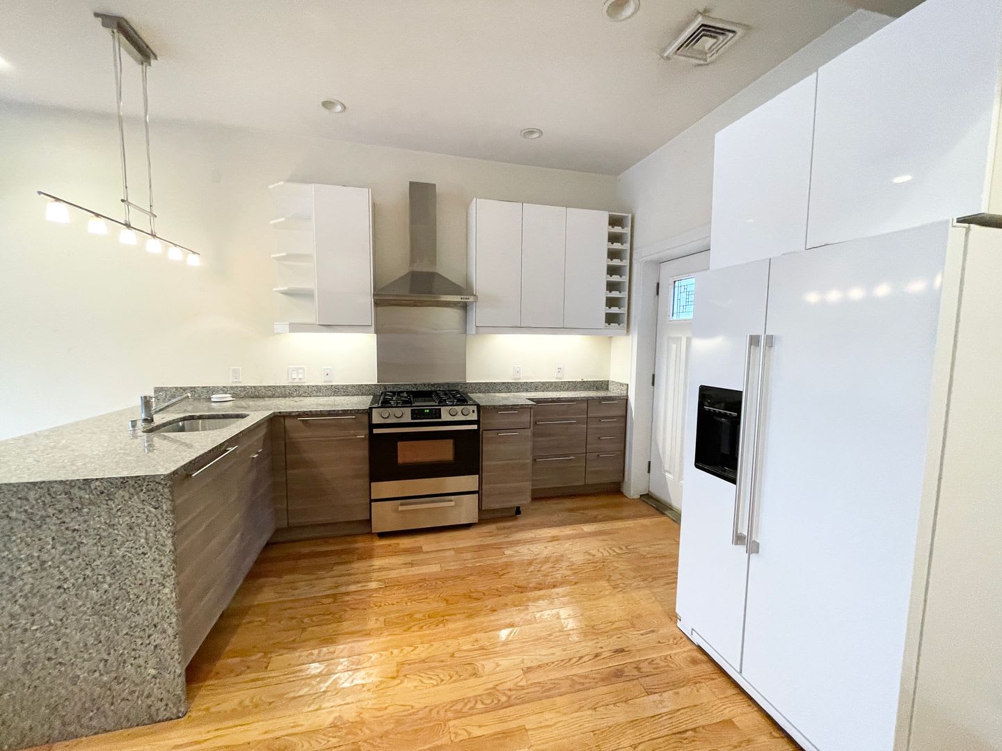 South Boston 5 Bed – Washer/Dryer in Unit – No Fee – 9/1 – photo 1