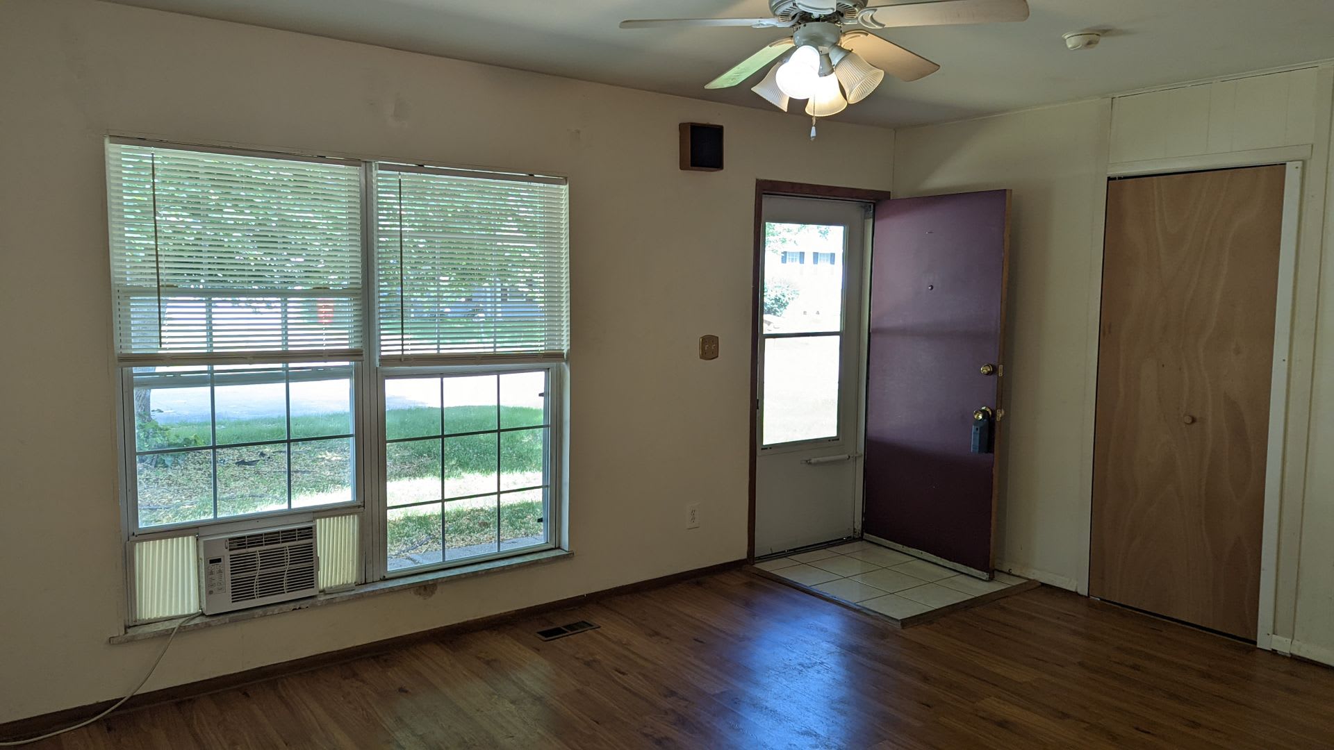 3 Bed 2 bath home located near shopping, schools, and parks – photo 2