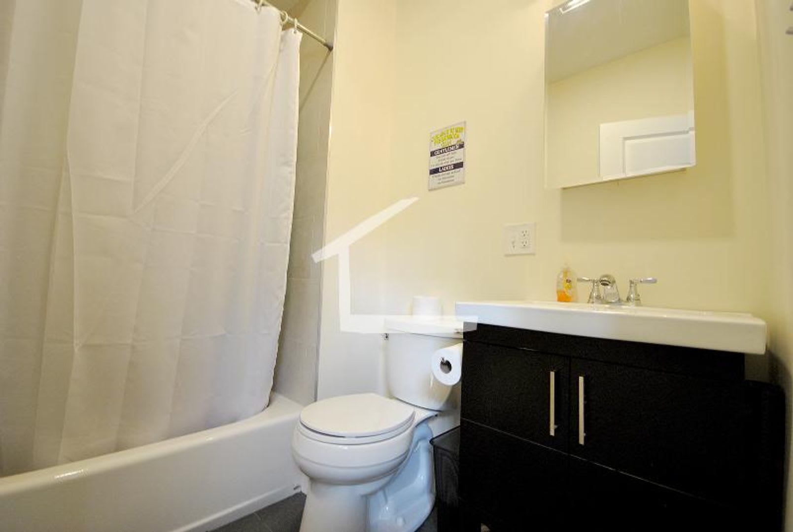 Nicely renovated Townhouse in a prime location near the Green Line with parking included! – photo 3