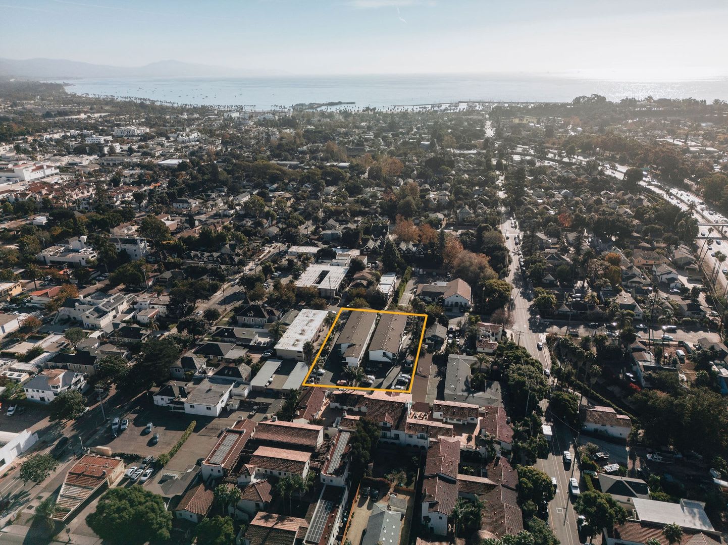 Upstairs 1 Bedroom Apartment in Convenient Downtown Santa Barbara Location – photo 2