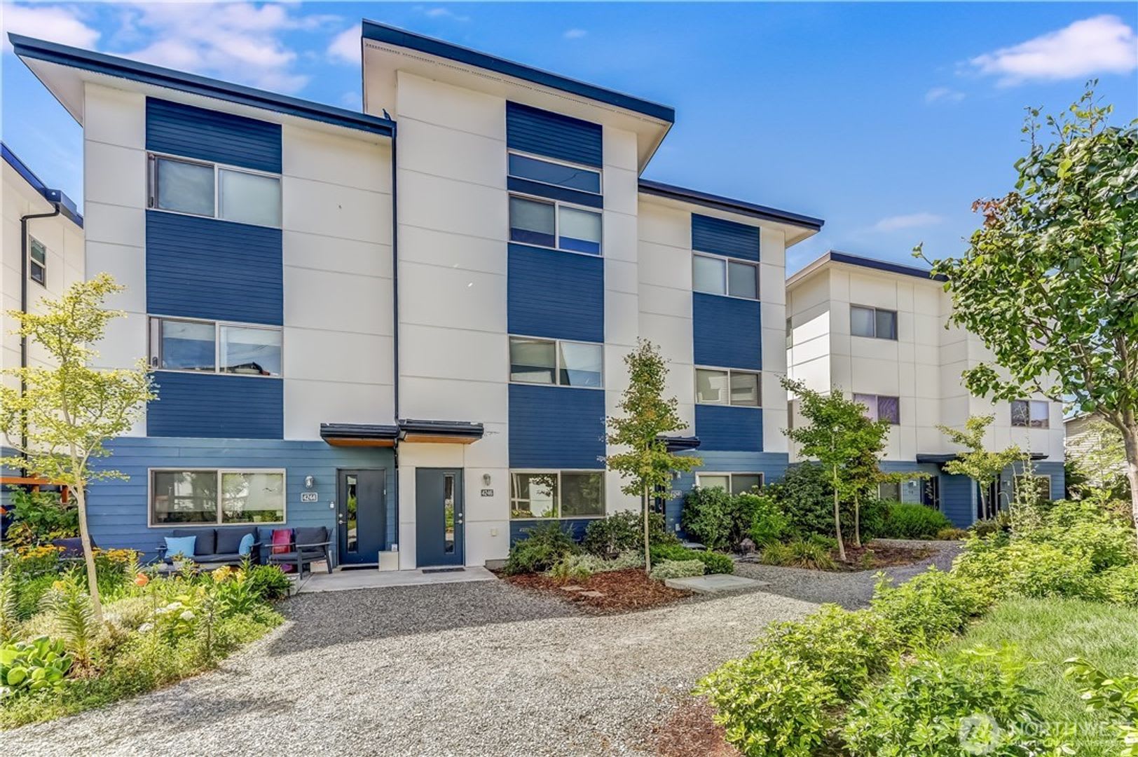 Modern Contemporary Townhome just one block from the Light Rail! – photo 1
