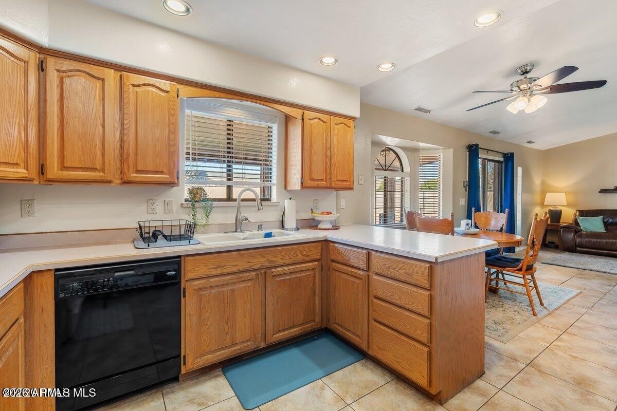 3900 N TAYLOR Drive – photo 4