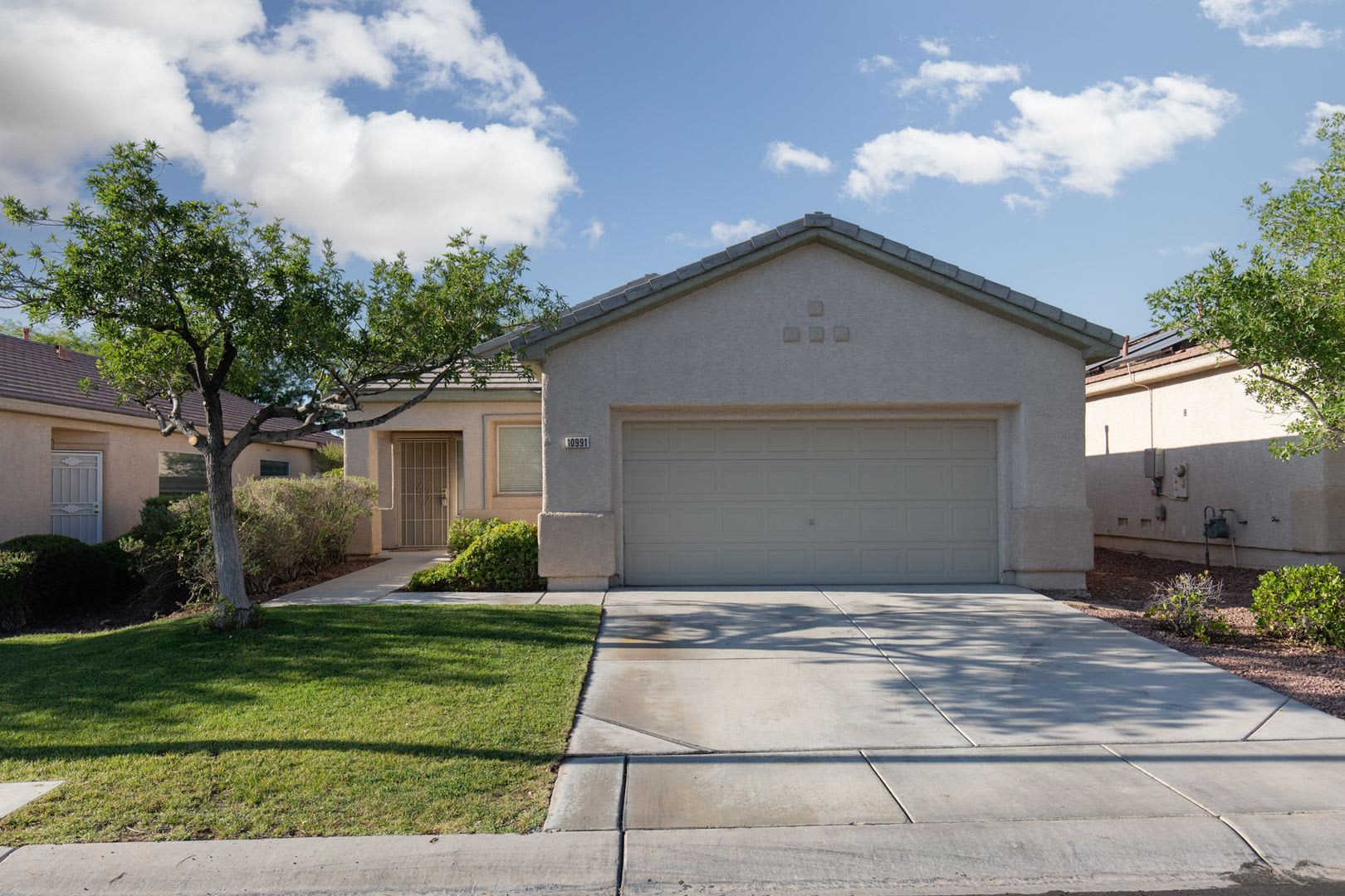 Wonderful Summerlin single story with grass backyard and island kitchen. – photo 4