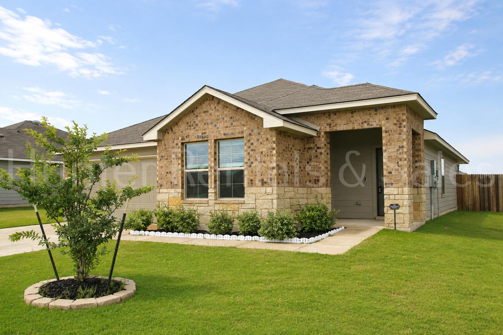 Modern Style Three Bedroom Home – photo 2