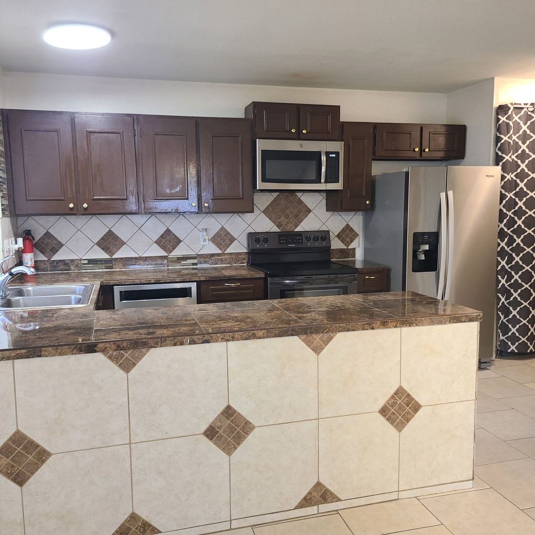 Spacious 2 BR/2.5 bath townhome near the Medical Center w/a fenced in yard! – photo 3