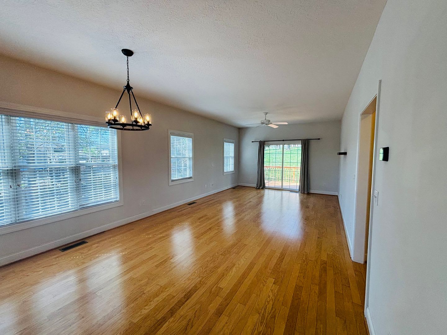 Quartz Counters! 3 Bedroom, 2.5 Bath House – photo 3