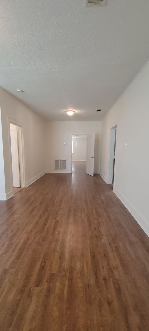 Great 3 bedroom/2 bath home with Oven, Refrigerator, Garage, Central Air & Heat! – photo 5