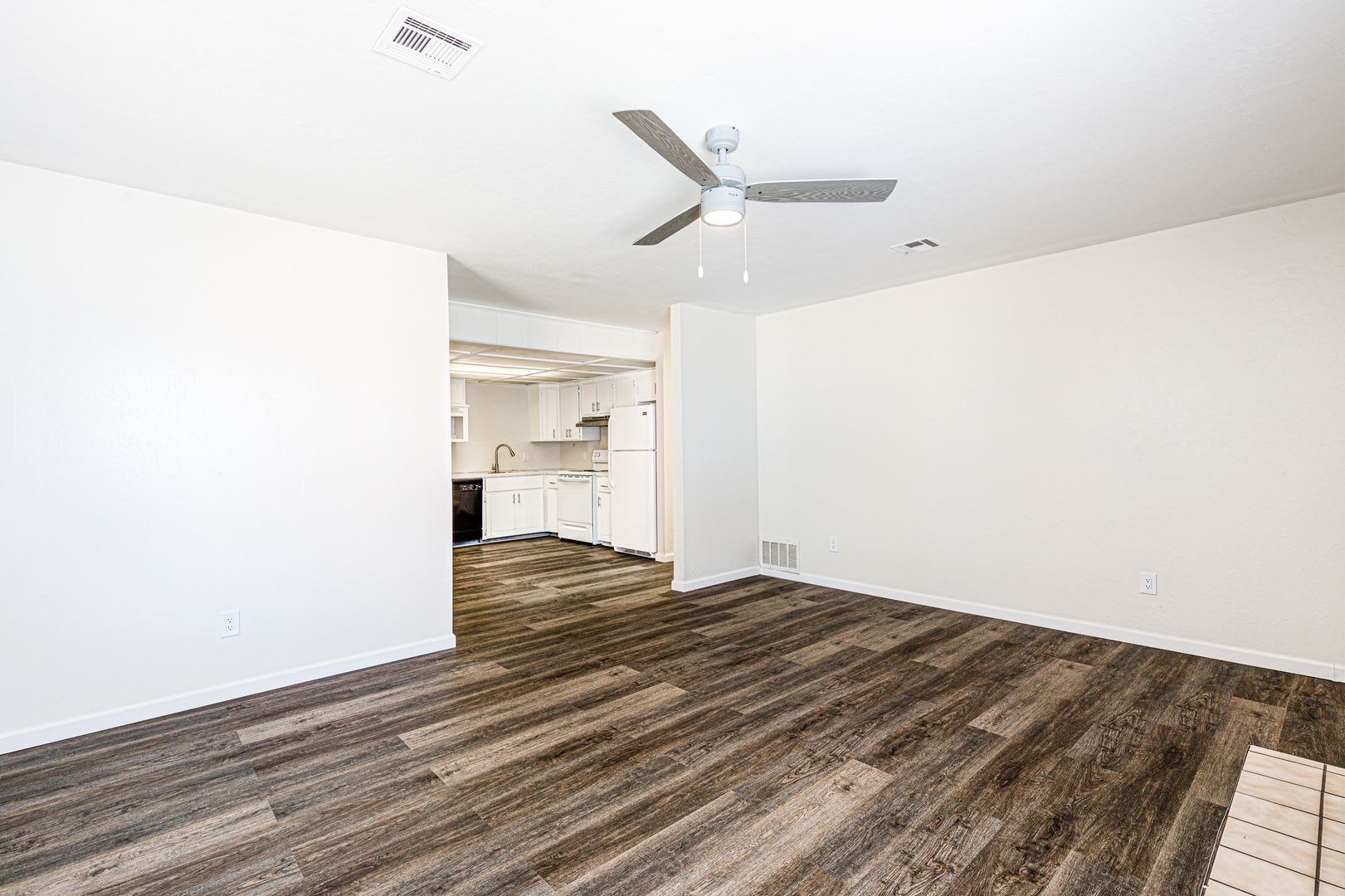 Beautifully Renovated 2bed/2bath Flat – photo 3