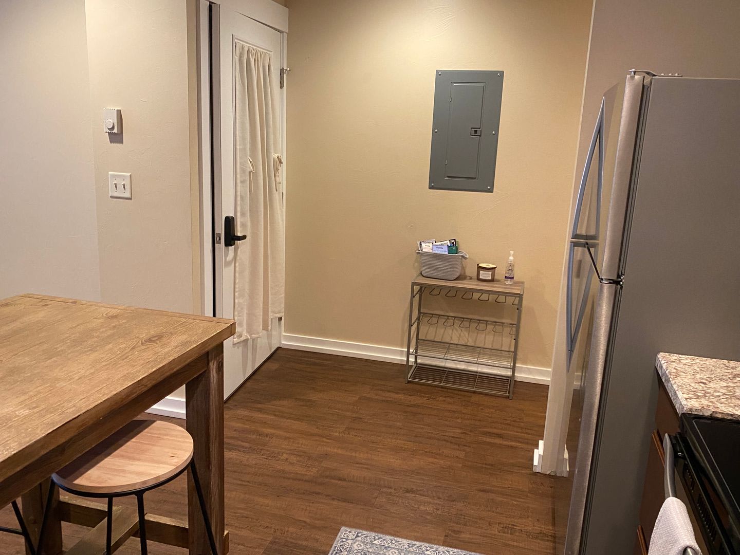 Fully Furnished Cozy Unit in Four Corners! – photo 2