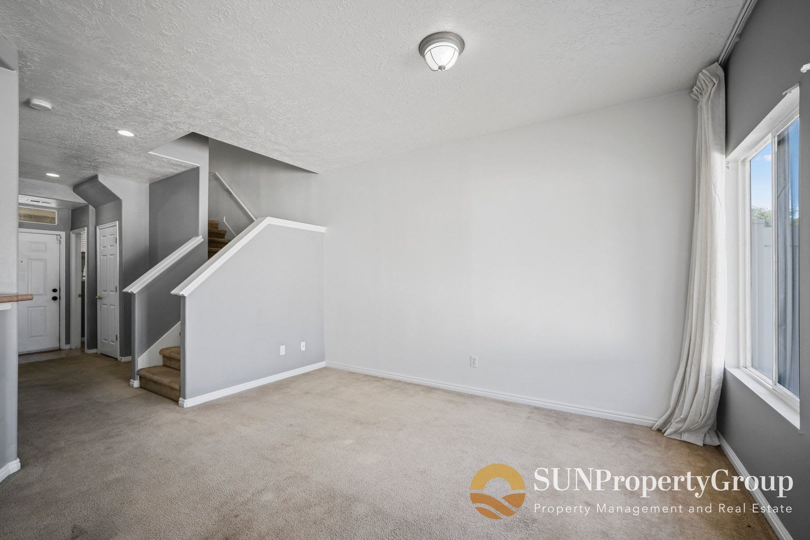 Beautiful Townhome in Excellent West Valley Area – photo 5