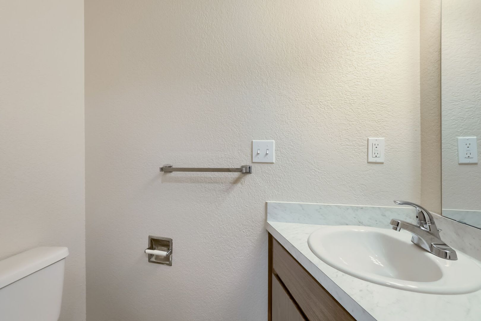 Townhome Style 2bed/1.5bath Unit in Everett! – photo 5