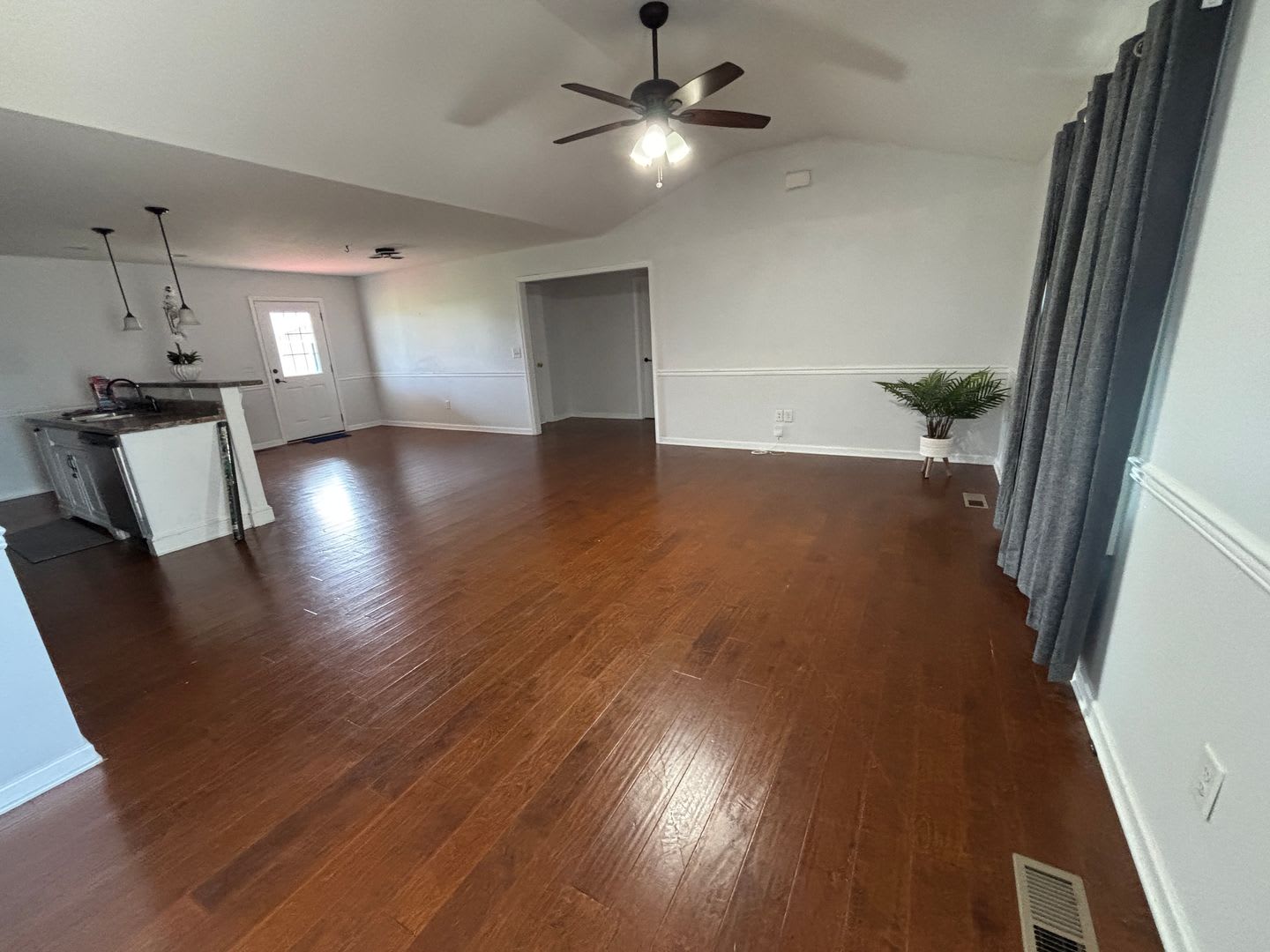 3 Bedroom in Well Established Neighborhood – photo 5