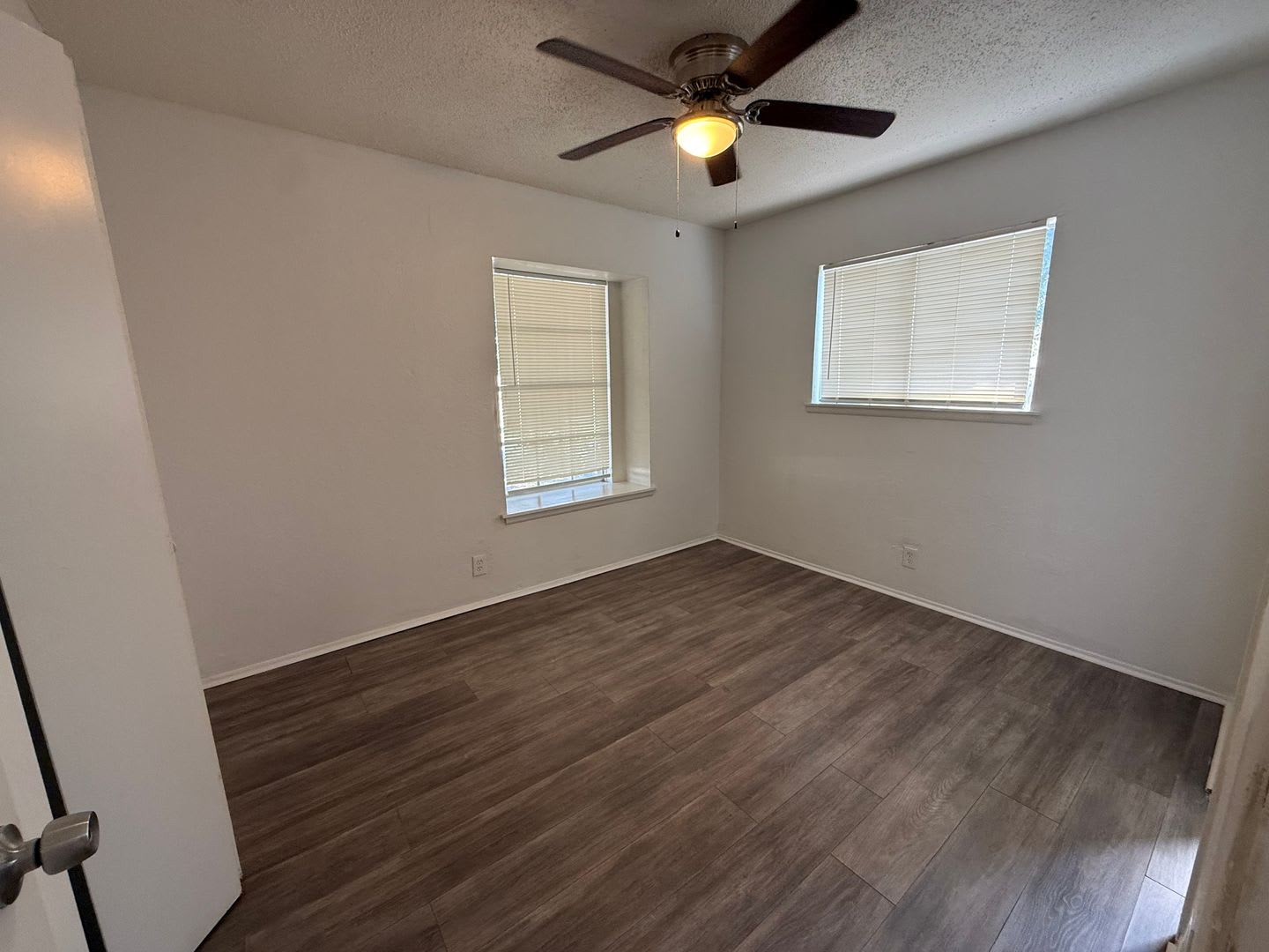 Updated 4-Bedroom Home with Hardwood Floors & Private Backyard in San Antonio – photo 4