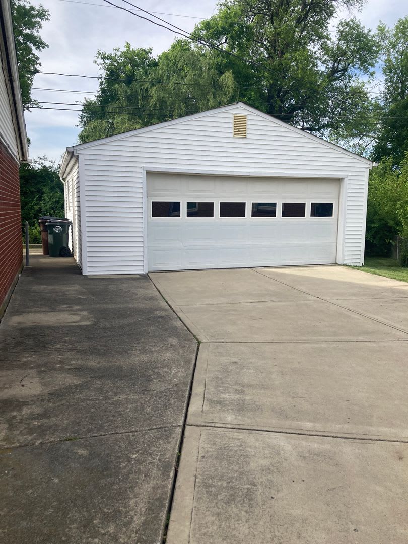 Must See! Large 3 Bedroom, 2 Bath Ranch Home in Englewood w/Large Detached Garage – photo 2