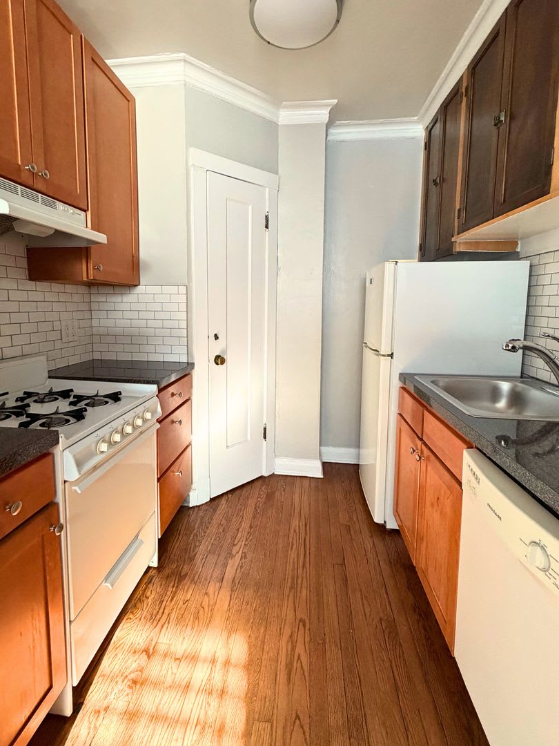 Edgewater Studio with Heat & Cooking Gas Included ~ No Security Deposit ~ Cat Friendly! – photo 2