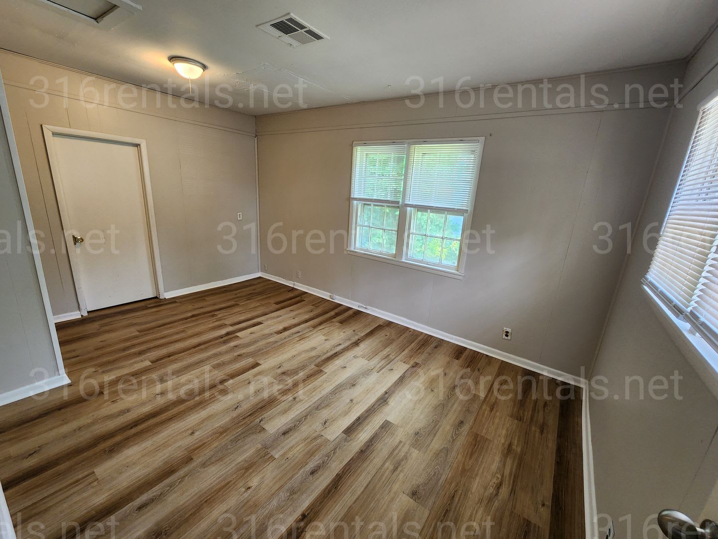 1 025 3 Bedroom 1 Bathroom Single Family Home – photo 5