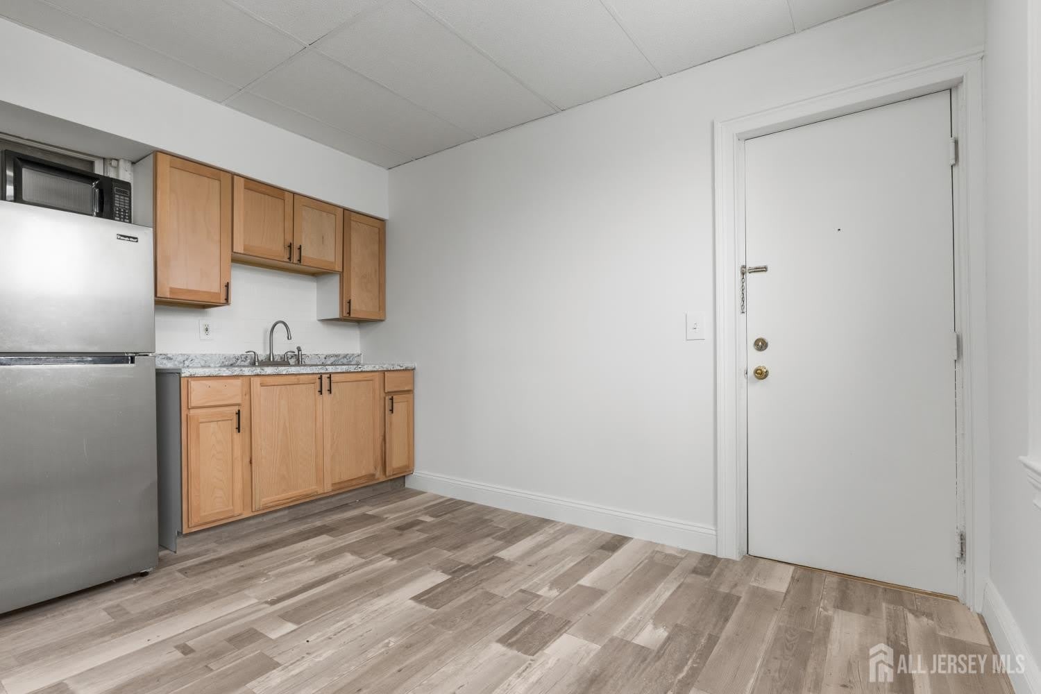 120 S Broadway – photo 1