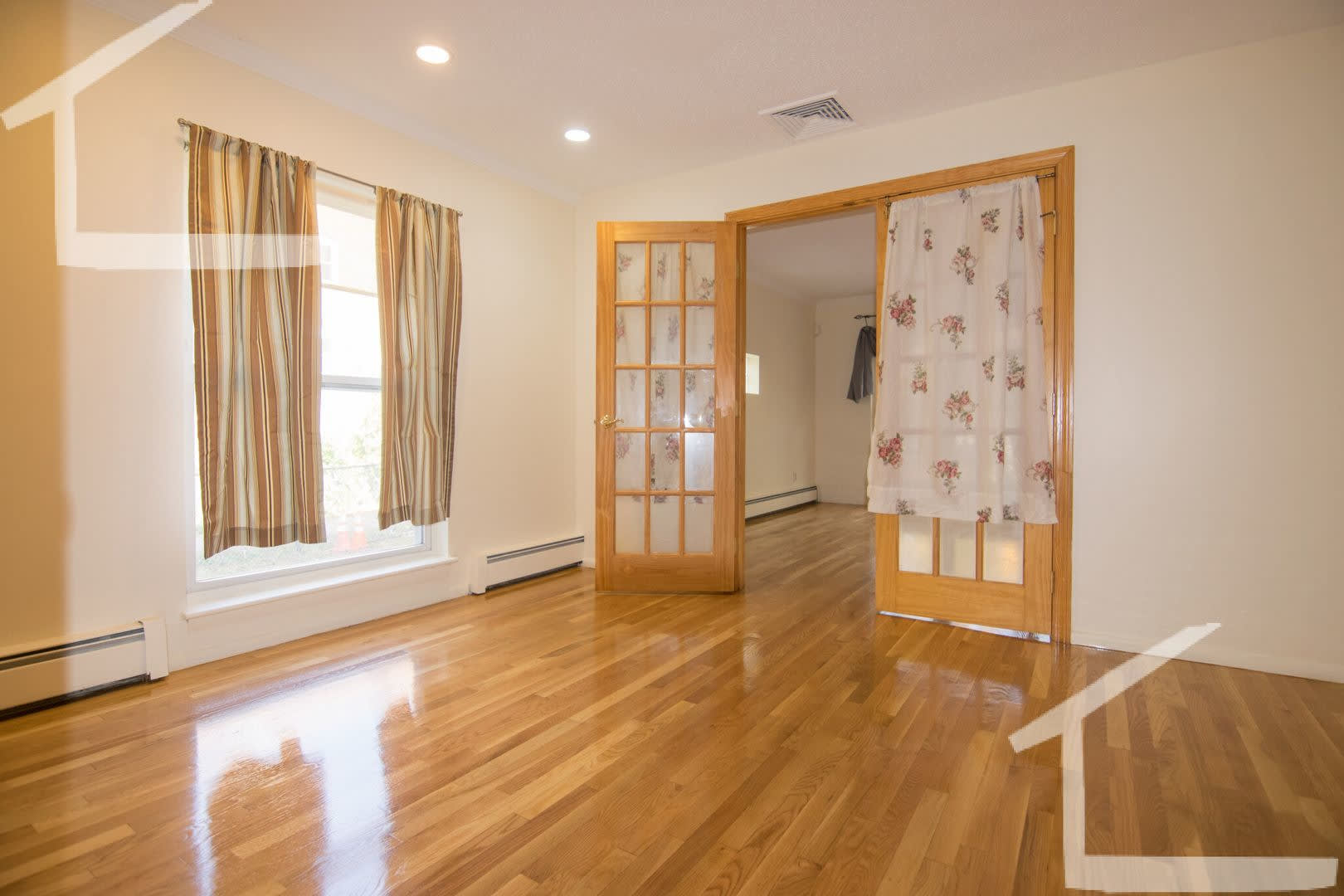Near Bu Massive Single Family Home Over 3000 Sq Ft And Laundry In Unit – photo 5