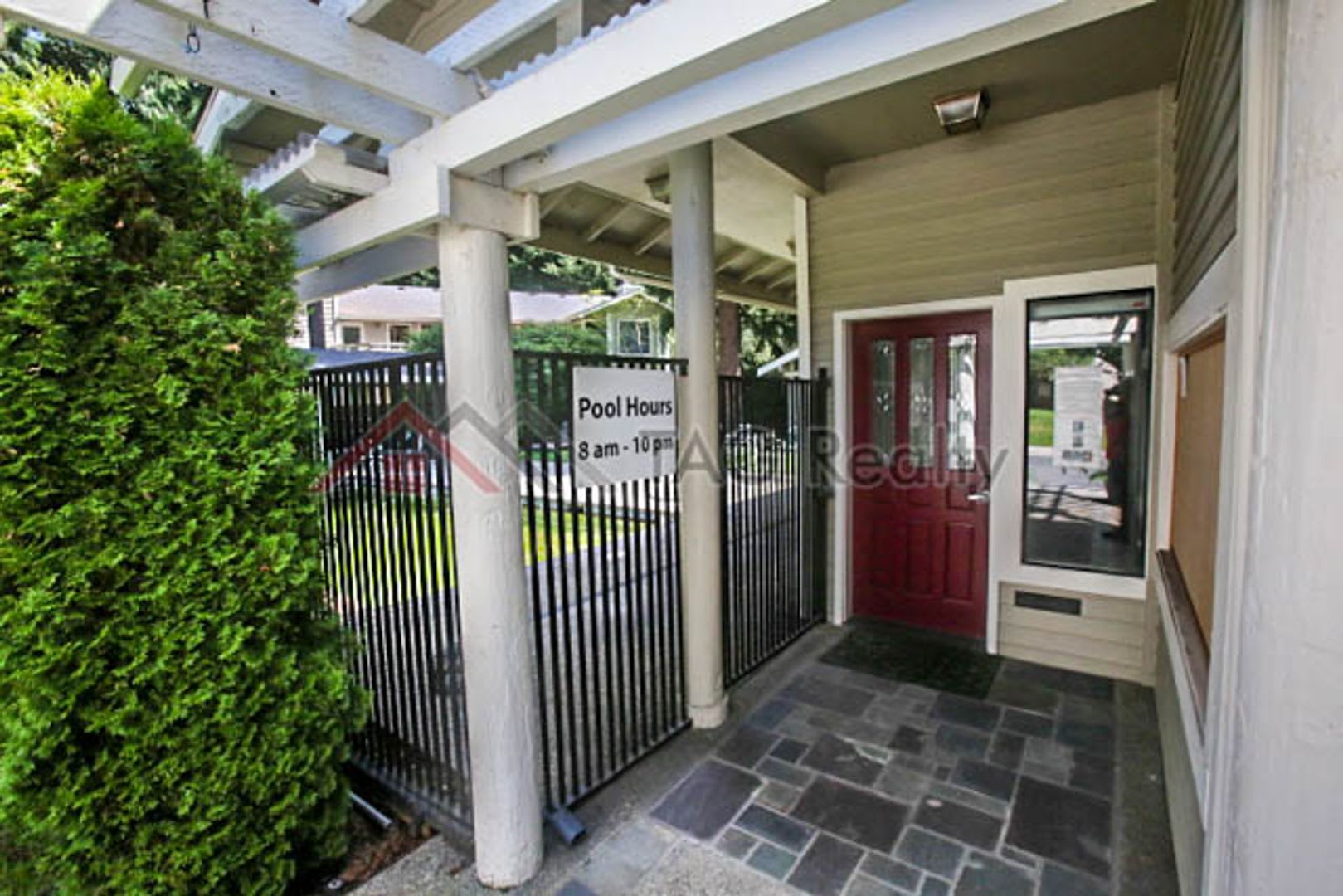 Charming 2 Bed 2 Bath Condo in Redmond – photo 2