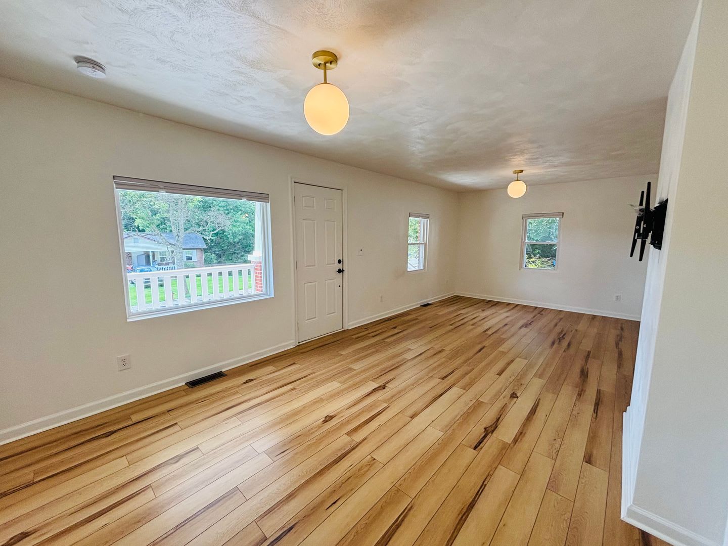 *RENOVATED KITCHEN AND BATHS!* 2 Bedroom, 2.5 Bath House – photo 4