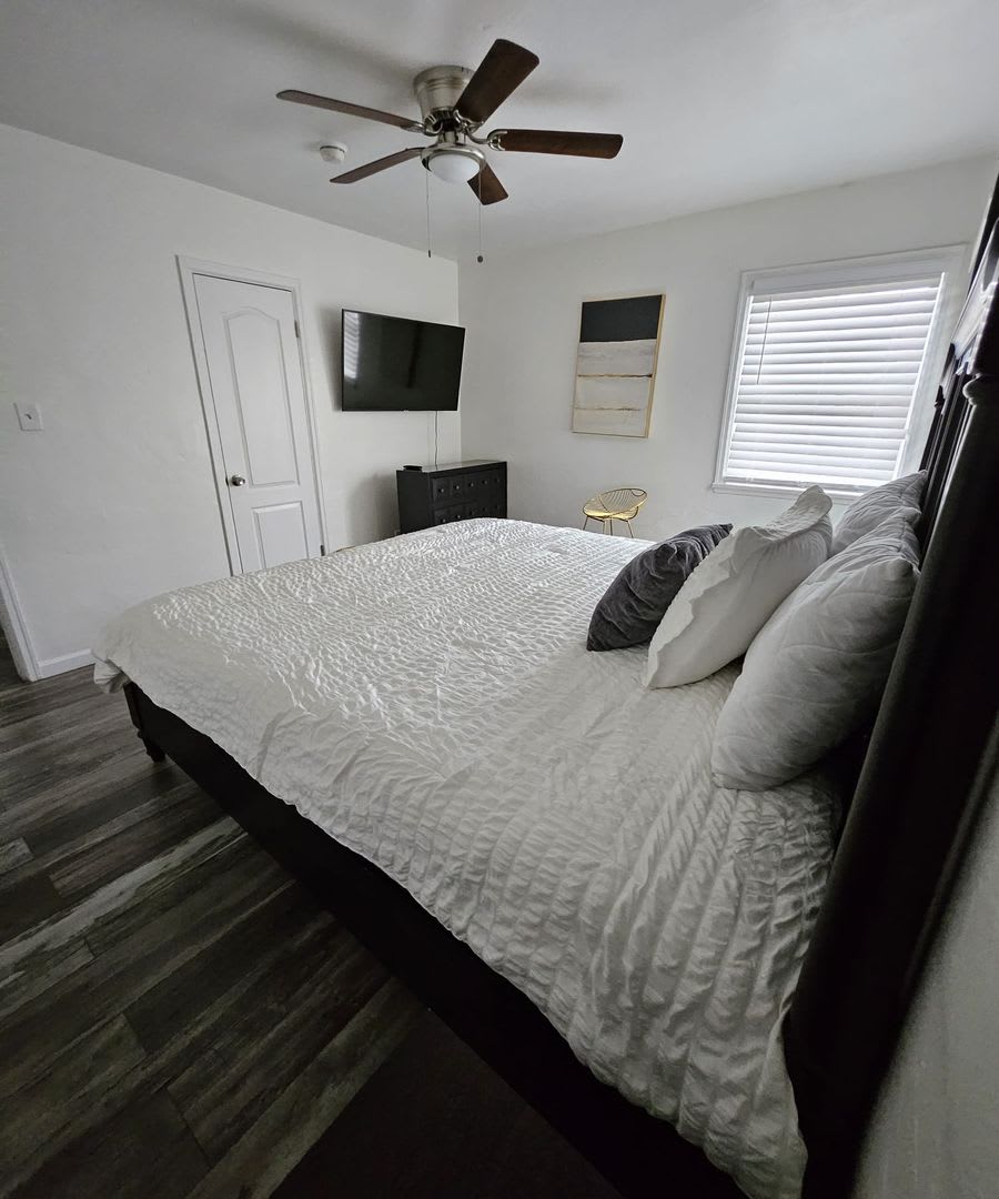Charming 3-Bedroom Home in the Heart of Las Vegas! – photo 5