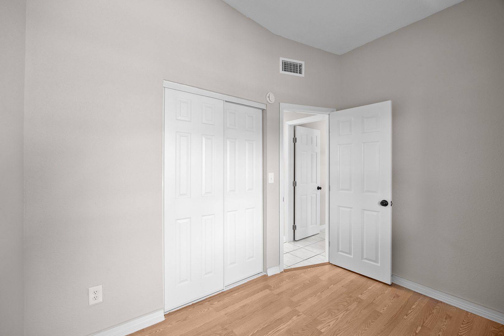 Modern Touches Classic Charm Your Bradenton Home Awaits – photo 5