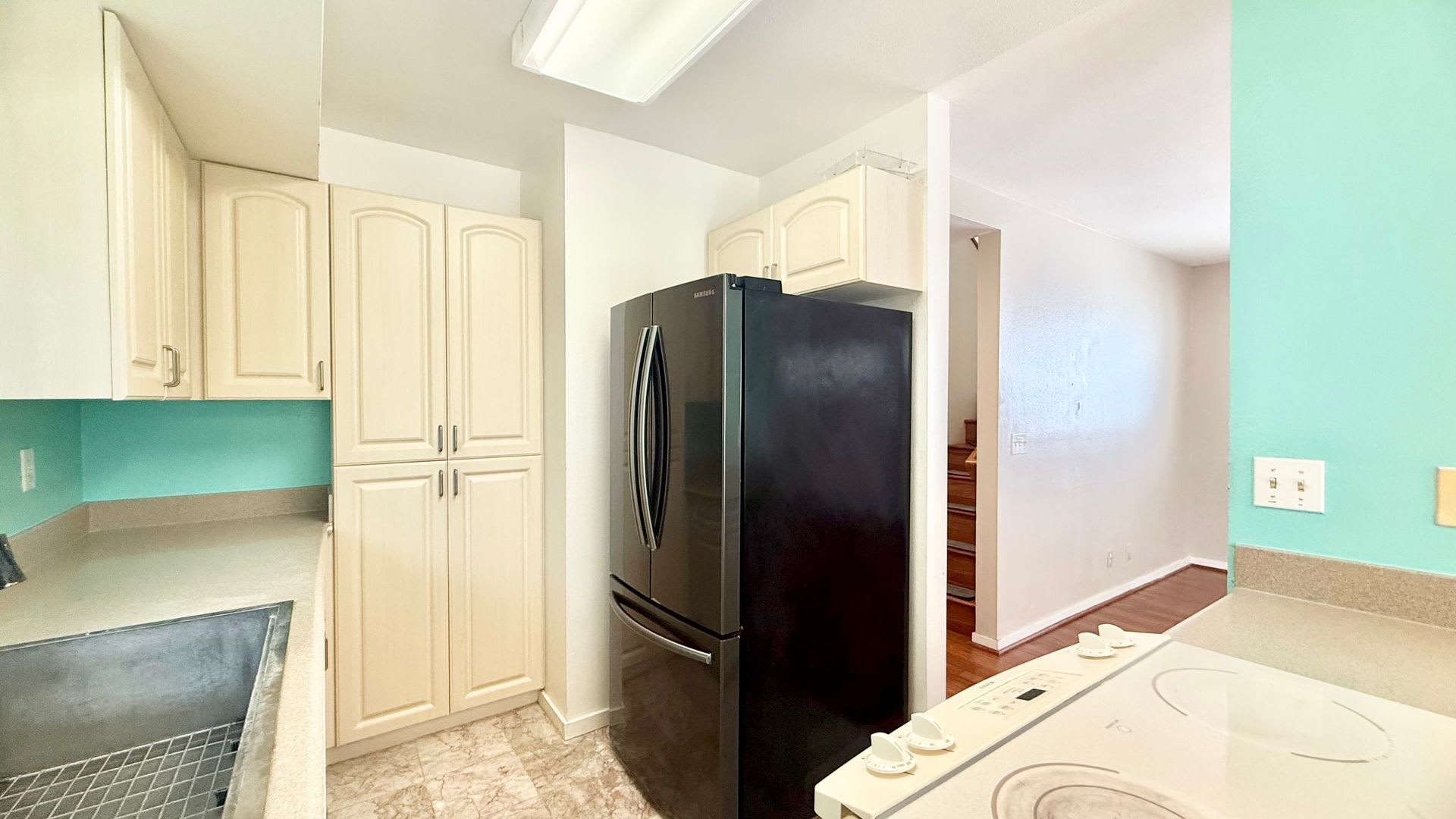 3br/2.5ba with garage, yard, solar panels in Aiea Heights! Pets Negotiable! – photo 4