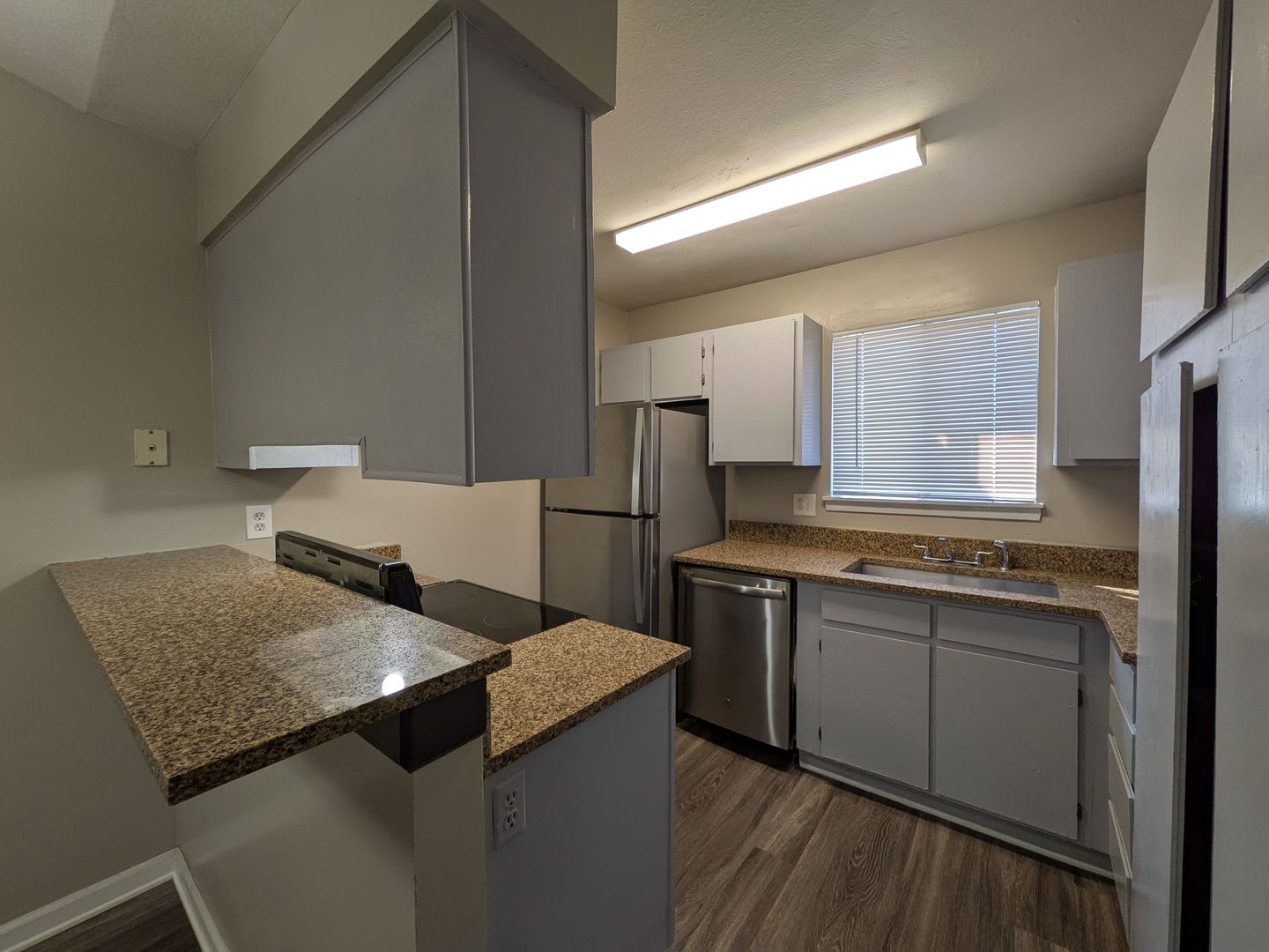 Spacious 2 Bed 1 Bath Condo in Aurora! Available Now! – photo 2