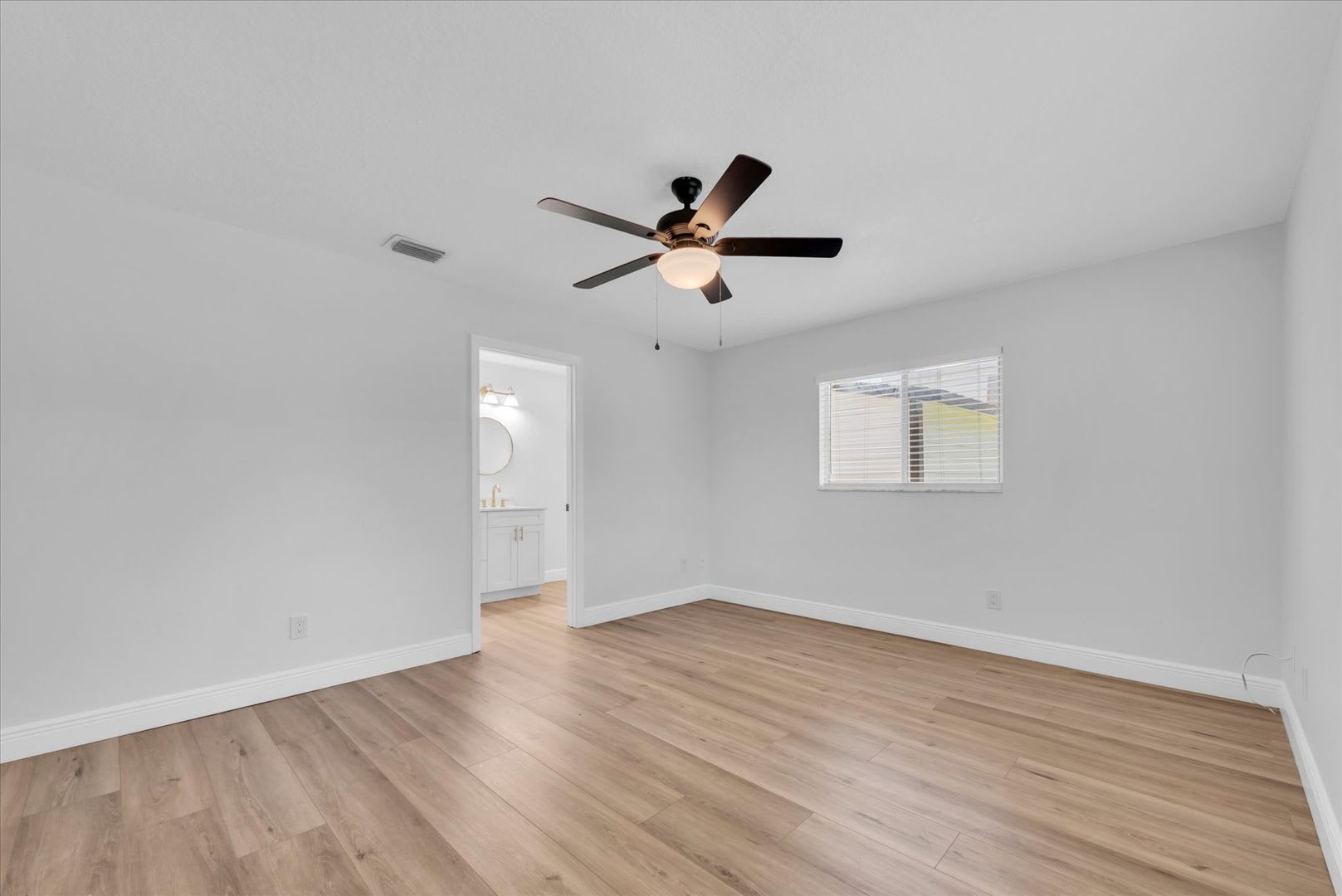 3 Bedroom in Palmetto Available Now! – photo 5