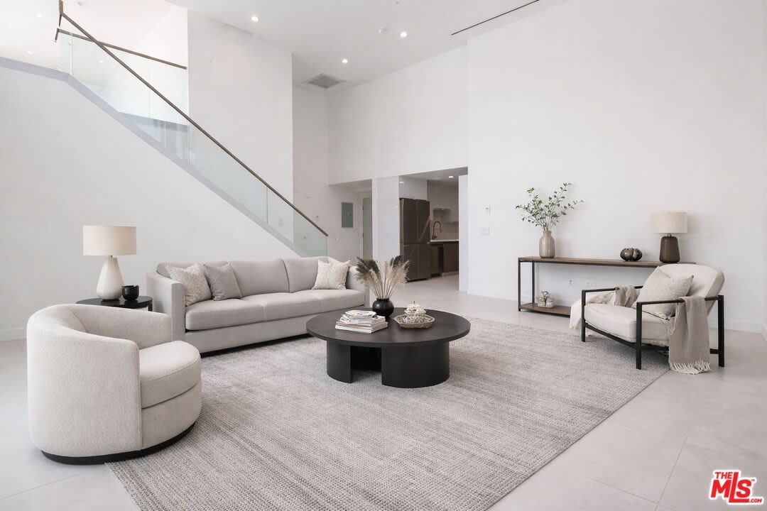 621 N Kings Rd – photo 3