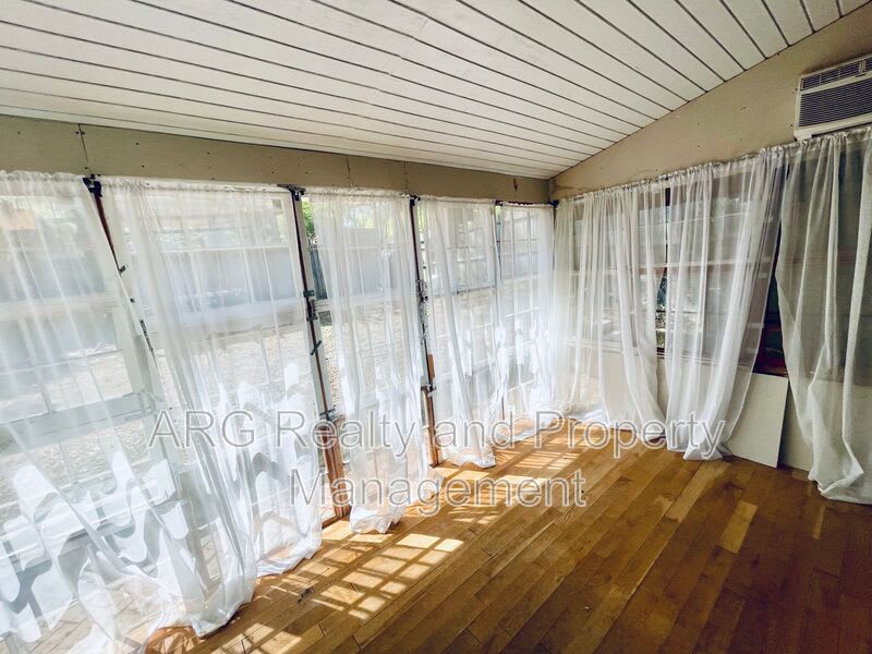 487 Boulevard Southeast – photo 3