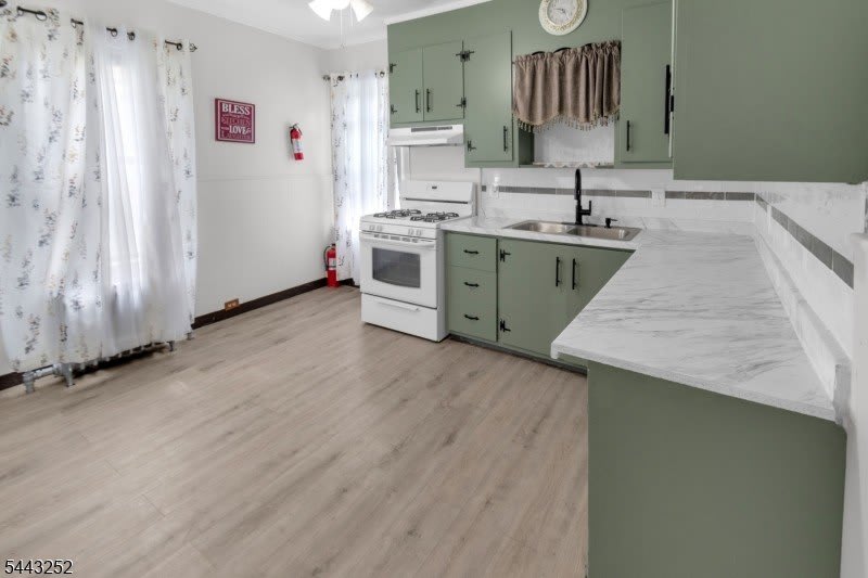 558 Argyle Ave – photo 3