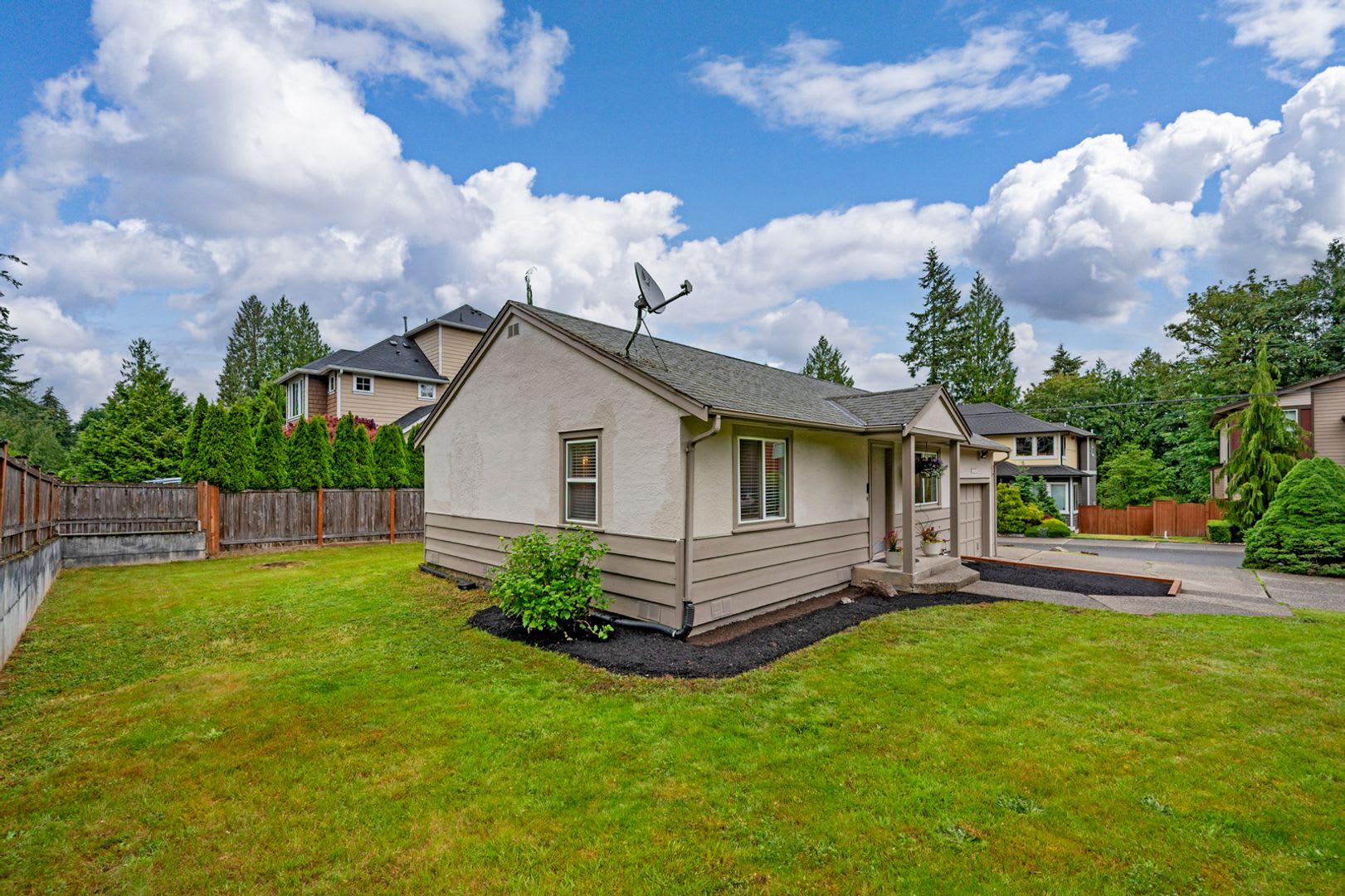 Cozy 2-bedroom 2 bath house in Redmond- Offering a 6-month lease. – photo 2